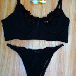 Ensemble soutien gorge dentelle fleurie deux pièces