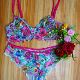 Ensemble soutien gorge dentelle fleurie deux pièces